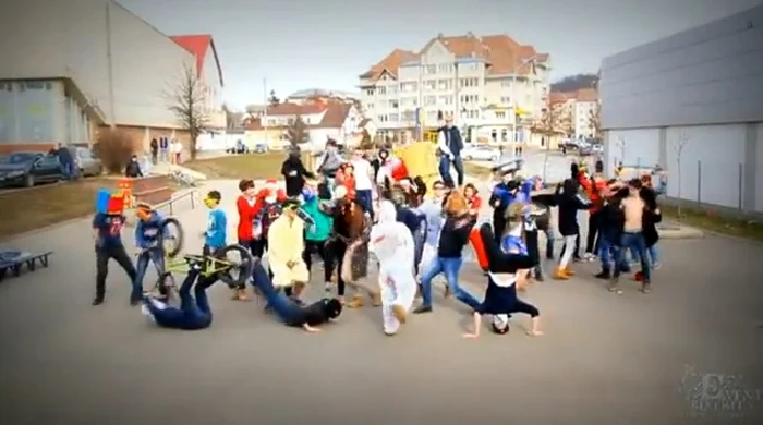 Fiecare a participat cum a ştiut mai bine la isteria generală creată lângă Sala Polivalentă FOTO: captură youtube