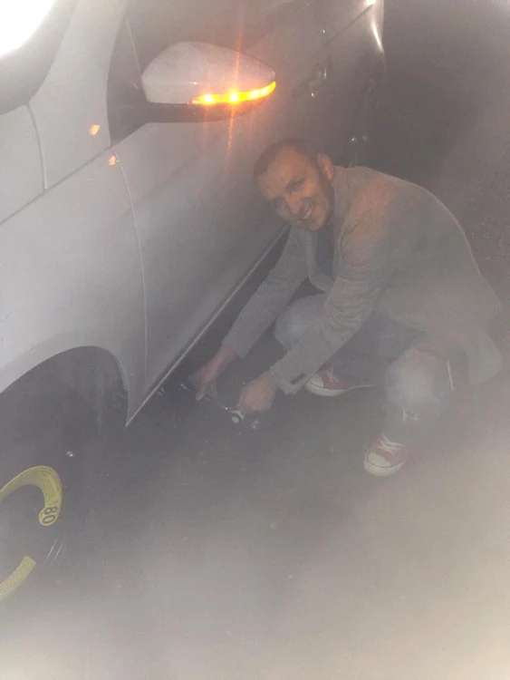 Mihai Trăistariu şi-a schimbat singur roata la maşină, după ce a făcut pană