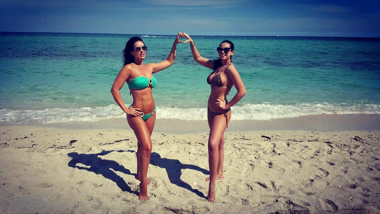Iuliana Luciu şi-a etalat trupul tras prin inel pe plajele din Miami
