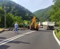 TIR plin cu suine răsturnat pe Valea Oltului - DN7-E81 - la Câineni - Vâlcea soldat cu rănirea şoferului - imagine de la operaţiunea de eliberare a traficului Foto Adevărul