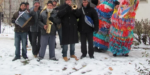 Alaiul de colindători a fost primit cu bucurie de trecători Foto: Mădălin Sofronie 