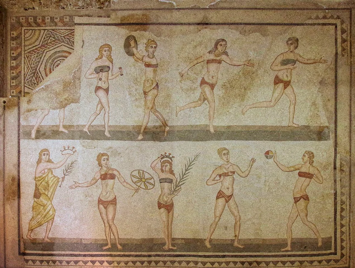 Mozaic roman descoperit în Sicilia care arată femei practicând diferite sporturi (© Berthold Werner / Wikimedia Commons)