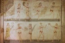 Mozaic roman descoperit în Sicilia care arată femei practicând diferite sporturi (© Berthold Werner / Wikimedia Commons)