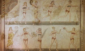 Mozaic roman descoperit în Sicilia care arată femei practicând diferite sporturi (© Berthold Werner / Wikimedia Commons)