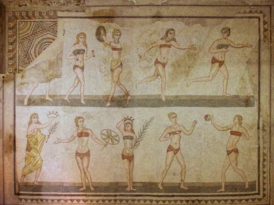 Mozaic roman descoperit în Sicilia care arată femei practicând diferite sporturi (© Berthold Werner / Wikimedia Commons)