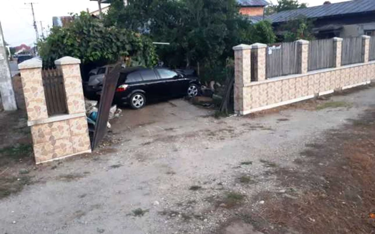 Şoferul de 19 ani a fost rănit însă pasagerul din dreapta a decedat. Acesta urma să îşi serbeze majoratul.
