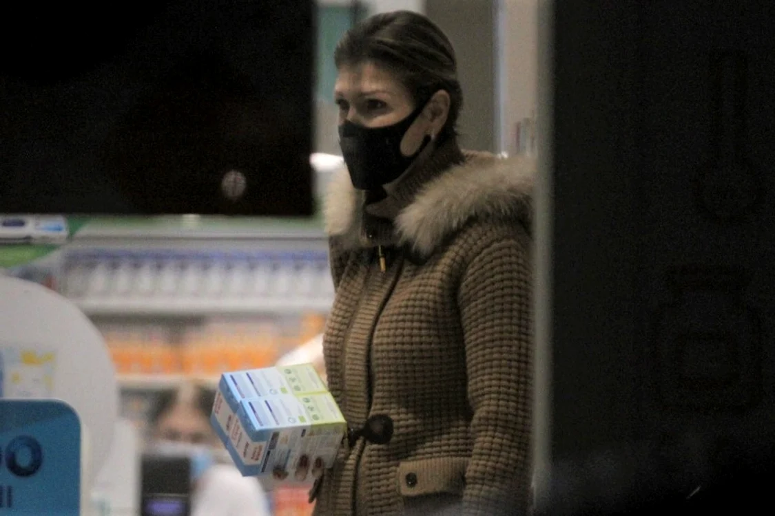 
    Cristina Rus, surprinsă de Click! la o farmacie din Dorobanțifoto: BLITZ / CLICK!  