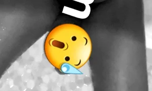 Penisul lui Usher nu a fost complet de emoticonul folosit de artist ca să l cenzureze jpeg