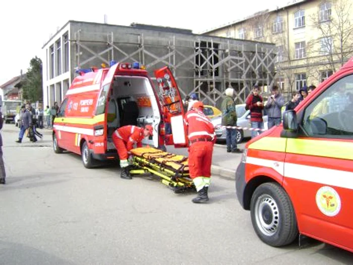 Paramedicii SMURD au oferit, celor 11 persoane, asistenţă medicală. FOTO: Arhivă  