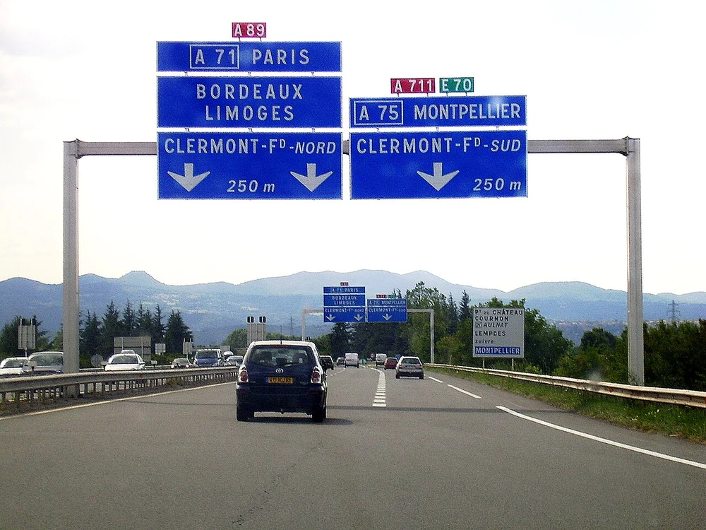 Ceartă în cuplu, transformată într-un coșmar. Un bărbat a oprit mașina pe autostradă și și-a abandonat soția în plin trafic