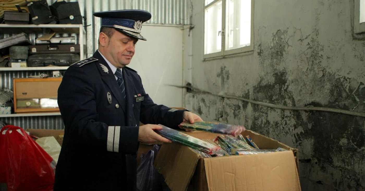 Petardele au fost confiscate de poliţişti Foto: Bogdan Crăciun