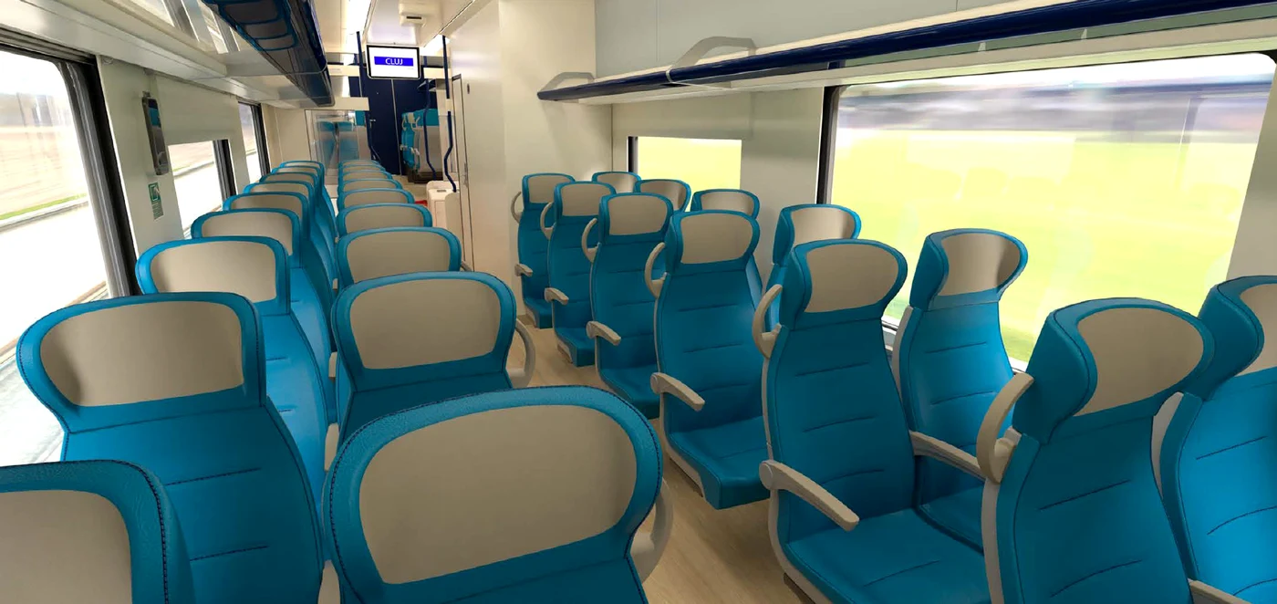 Interiorul unui tren cu scaunele colorate cu albastru