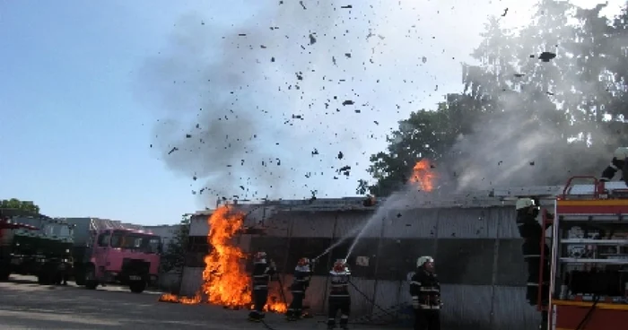 Pompierii au reuşit să stingă repede incendiul foto Arhivă