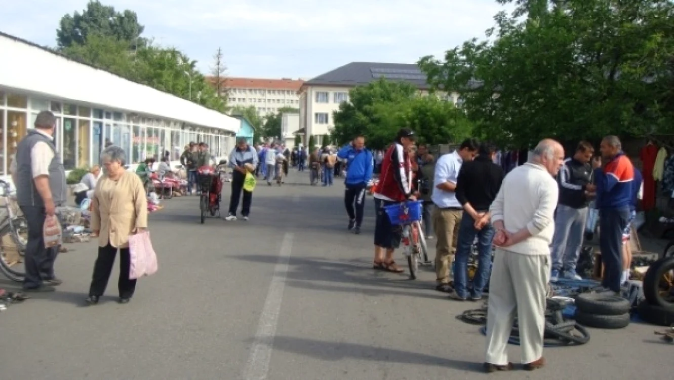 Dacă până azi, activitatea acestor comercianţi se desfăşura în incinta Pieţei, de câteva săptămâni încoace ei au fost mutaţi direct pe stradă