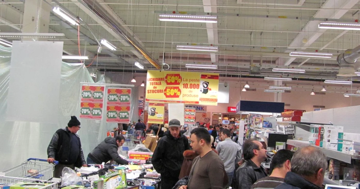 Comercianţii sunt acuzaţi că măresc acum preţurile pentru a le reduce în iunie ca să creeze o iluzie a ieftinirilor generate de reducerea TVA