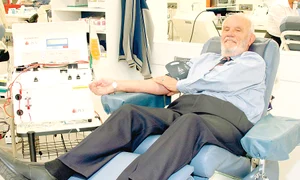 Împreună cu doi gemeni cărora  le a salvat viaţa (Fotografii: photoland / wenn) jpeg