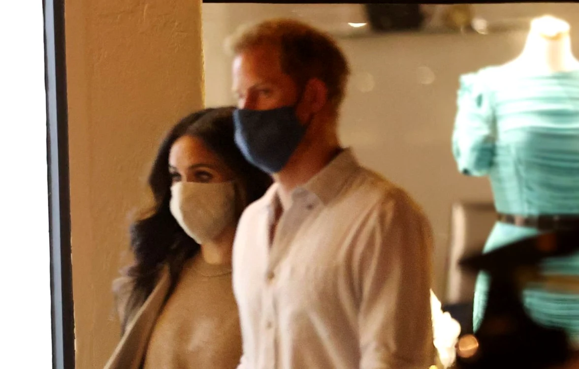 
    Meghan Markle și prințul Harry au purtat măști din parcarea restaurantului până în incinta localuluiFoto: AFP  