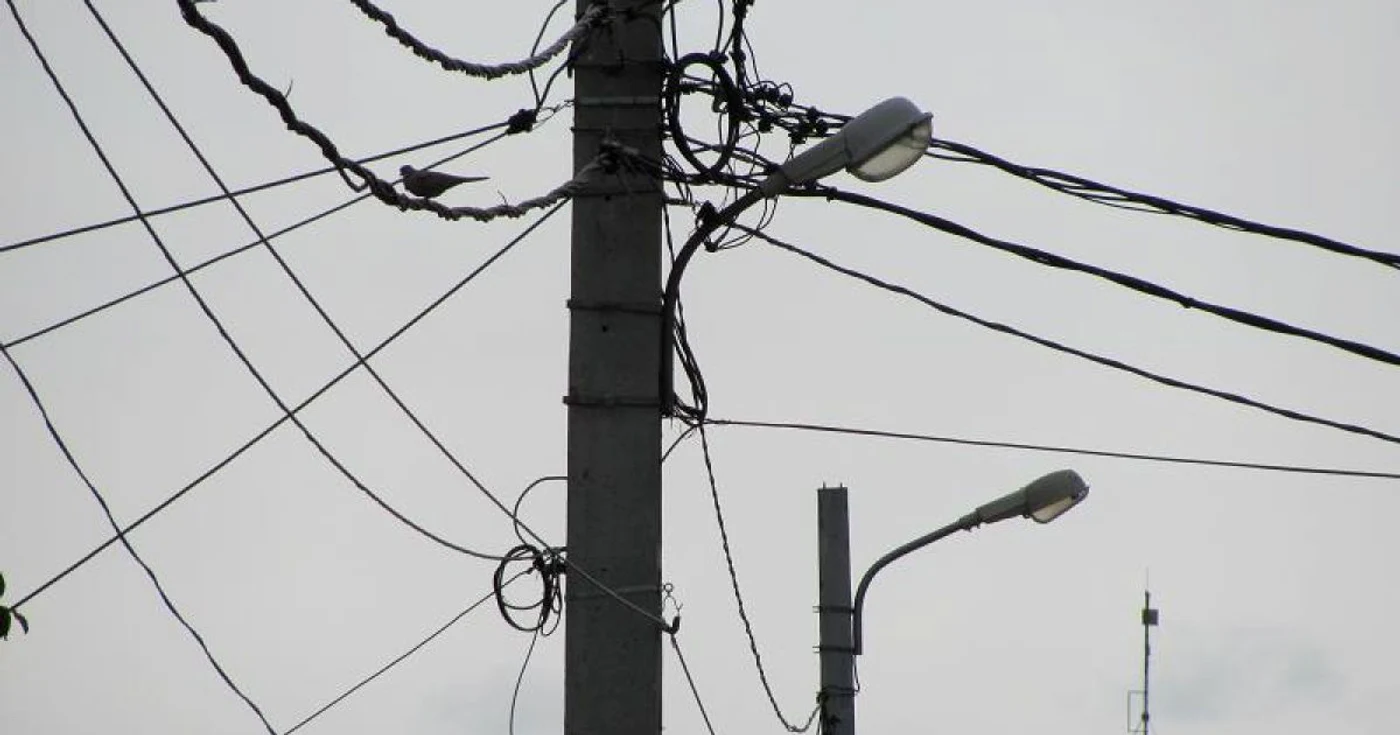 Chiciura depusă pe stâlpii de electricitate a creat mari probleme