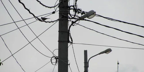 Chiciura depusă pe stâlpii de electricitate a creat mari probleme