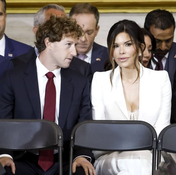 Mark Zuckerberg a stat lângă Lauren Sánchez la ceremonie (Foto: Profimedia)