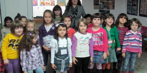 Alina Lazăr, în mijlocul viitorilor artişti plastici foto: Mădălin Sofronie