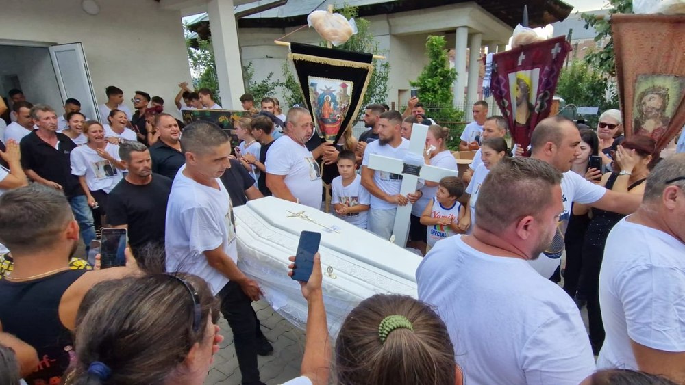 Suferință și revoltă la înmormântarea celor trei tineri uciși de un șofer băut. Autoritățile, fără reacție la tragedie