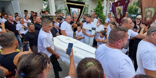 tineri inmormantare alba jpeg