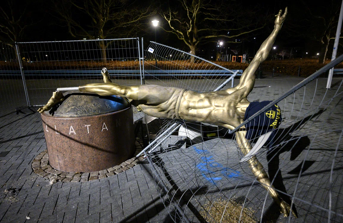 
    Statuia lui Zlatan Ibrahimovic a fost fandalizată de fanii lui Malmo FF în ianuarie trecutFoto: Guliver / GettyImages  
