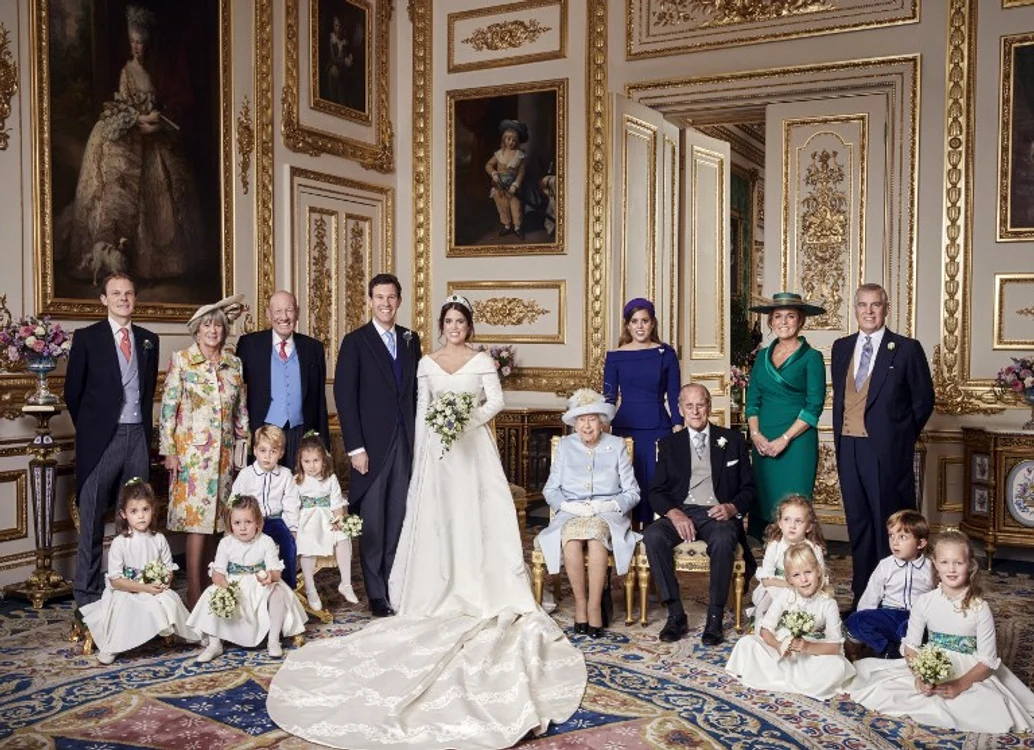 
    Toți au observat acest detaliu din poza oficiala de la nunta Prințesei EUgenie. Prințul Philip a acceptat să stea lângă Sarah Fergusonfoto: AFP PHOTO / BUCKINGHAM PALACE / ALEX BRAMALL  