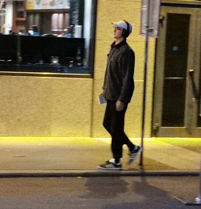 Fotografii Click! l-au surprins pe interpretul lui Bran Stark la plimbare proin București