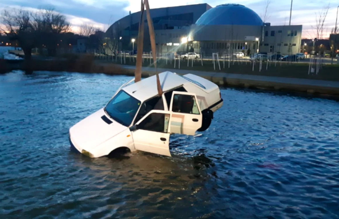 Maşină căzută în Lacul Tăbăcărie din Constanţa Sursa ISU Constanţa