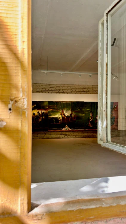 Expoziția văzută din curtea interioară. FOTO: Ana-Maria Șchiopu