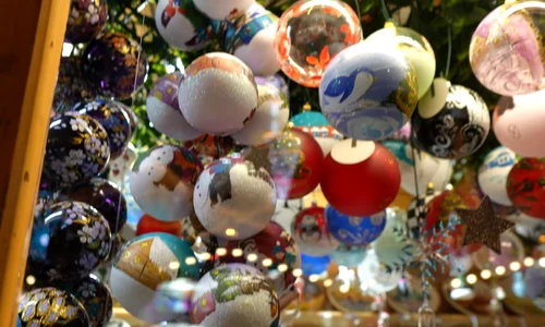 Globuri decorațiuni în Târgul de Crăciun din Sibiu Foto Daciana Stoica jpg