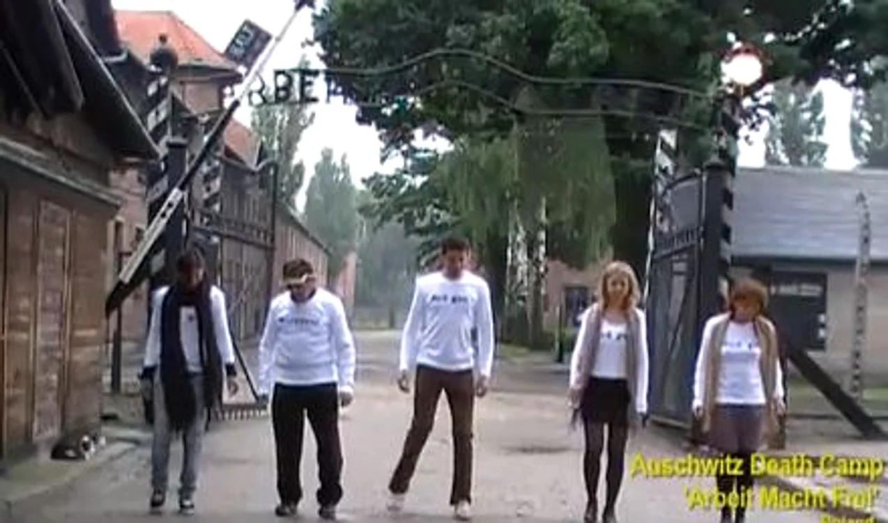 
    Artista şi-a pus tatăl şi cei trei copii să danseze în omagiul adus supravieţuitorilor holocaustului  