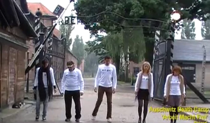 
    Artista şi-a pus tatăl şi cei trei copii să danseze în omagiul adus supravieţuitorilor holocaustului  