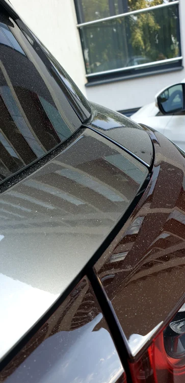 Iată și o mașină neagră cu pete albe