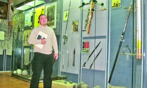 «Armurierul» de la Muzeul Judeţean, omul care are grijă de colecţia de arme de la Giurgiu jpeg