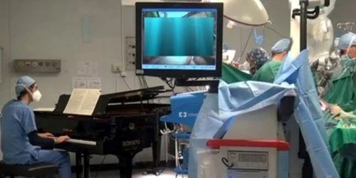 Pianist in sala de operatii