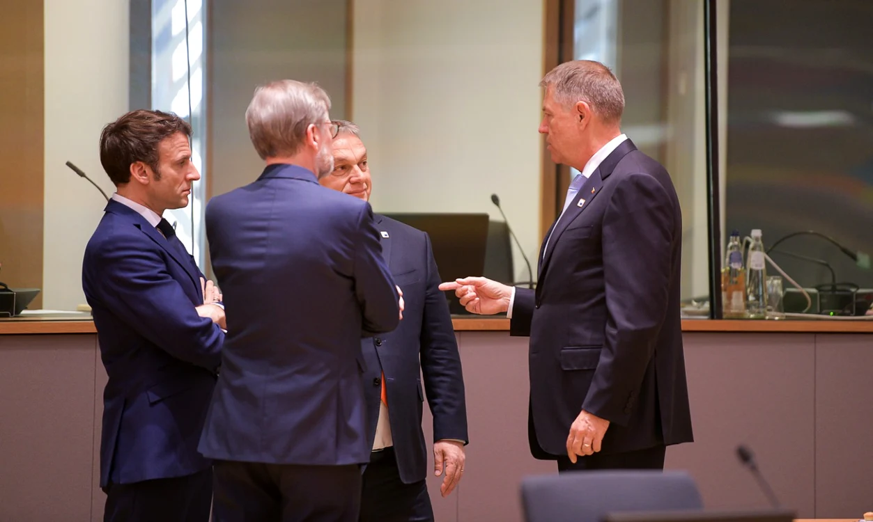 Klaus Iohannis în timpul unei discuţii cu Viktor Orban şi Emmanuel Macron FOTO Presidency.ro