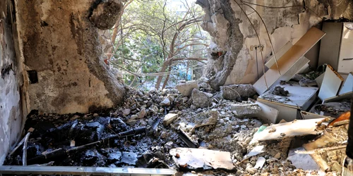 O gaură provocată de lovitura unei drone rusești într-un bloc din Odesa FOTO Profimedia