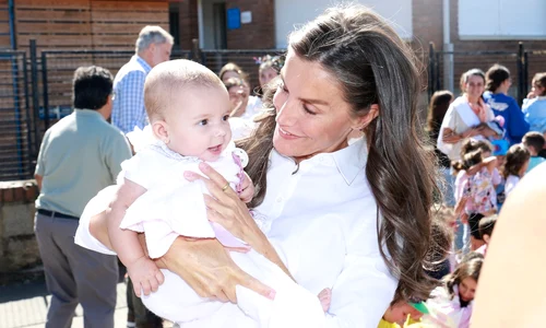 Regina Letizia cu un bebeluș în brațe   profimedia 1032245105 jpg