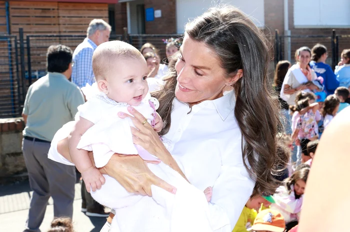 Regina Letizia cu un bebeluș în brațe   profimedia 1032245105 jpg