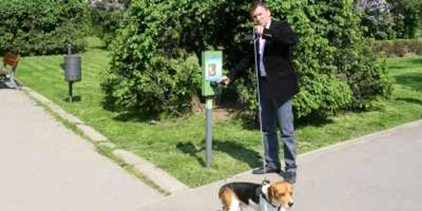 Proprietarii de animale ar trebui să strângă mizeria lăsată de patrupele lor