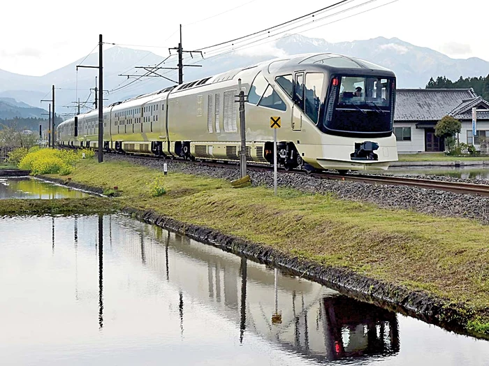 Trenul de lux are  10 vagoane şi  prinde 110 km/h