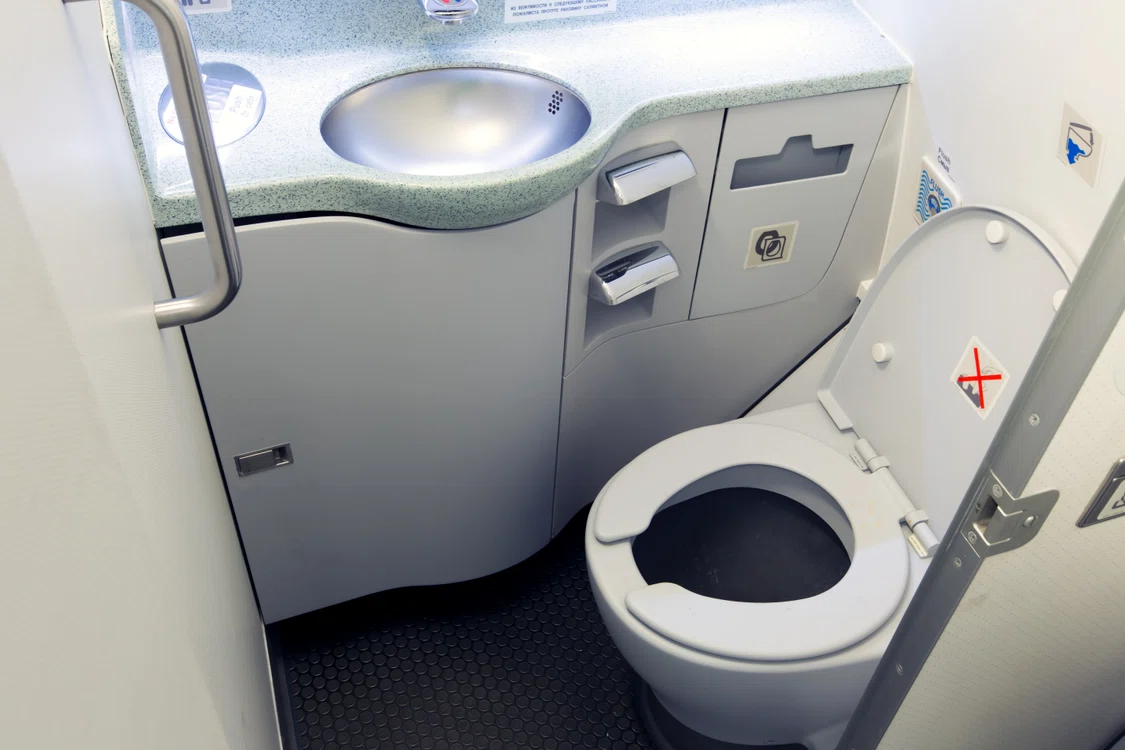 Bărbatul a fost găsit în toaleta avionului FOTO Shutterstock