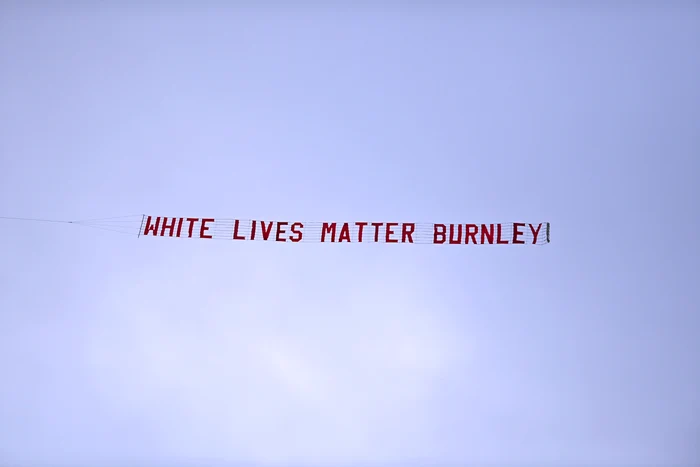 
    Un avion a tras un banner cu mesajul „White lives matter Burnley”Foto: Guliver / GettyImages  