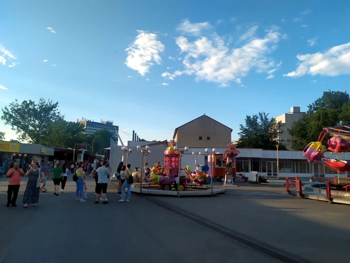 Locul de joacă funcționează,  deși n-ar trebui