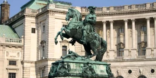 Statuia prinţului Eugeniu de Savoya în faţa Palatului Hofburg din Viena