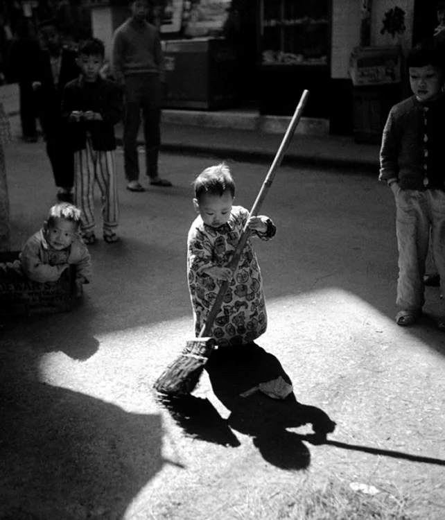 Fan Ho este numit „Marele Maestru”, fiind unul dintre cei mai apreciați fotografi din lume
