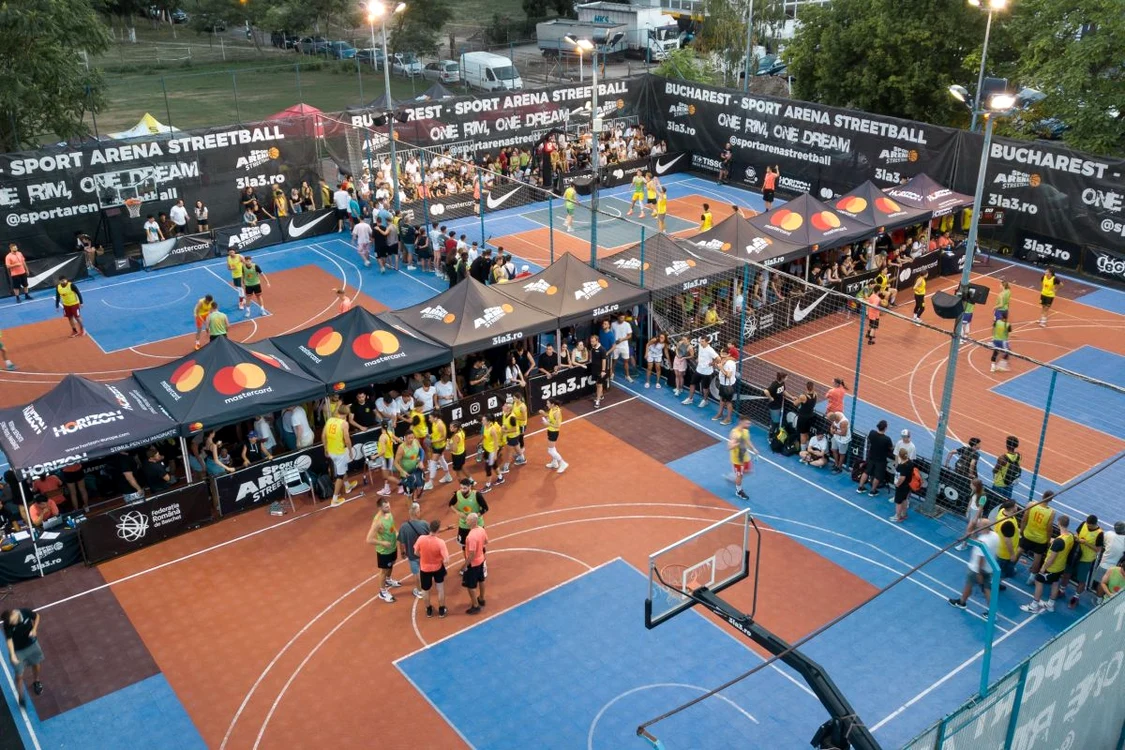 Patru terenuri de streetball pline cu jucători de baschet
